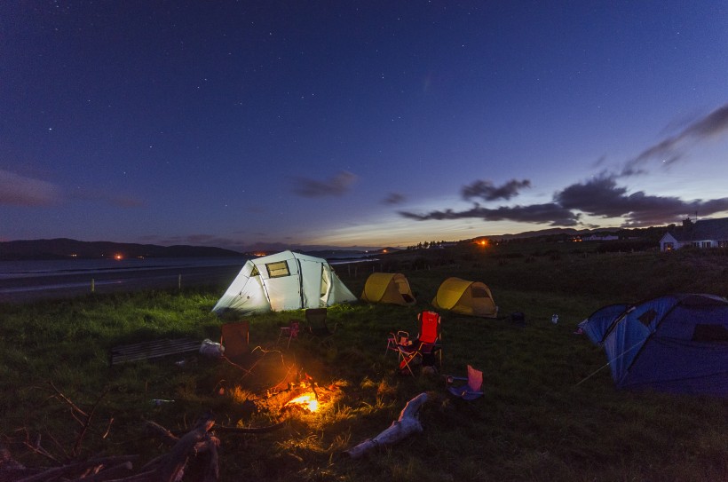 夜晚露营的帐篷图片