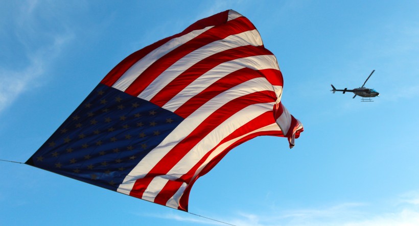 飘动的美国国旗图片