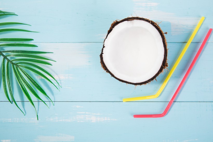 切开的夏日椰子图片