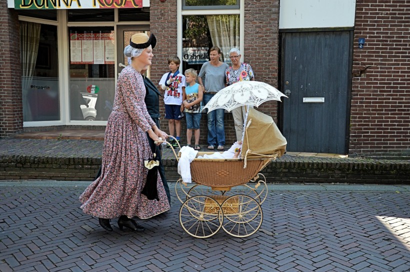 荷兰传统的婴儿车图片