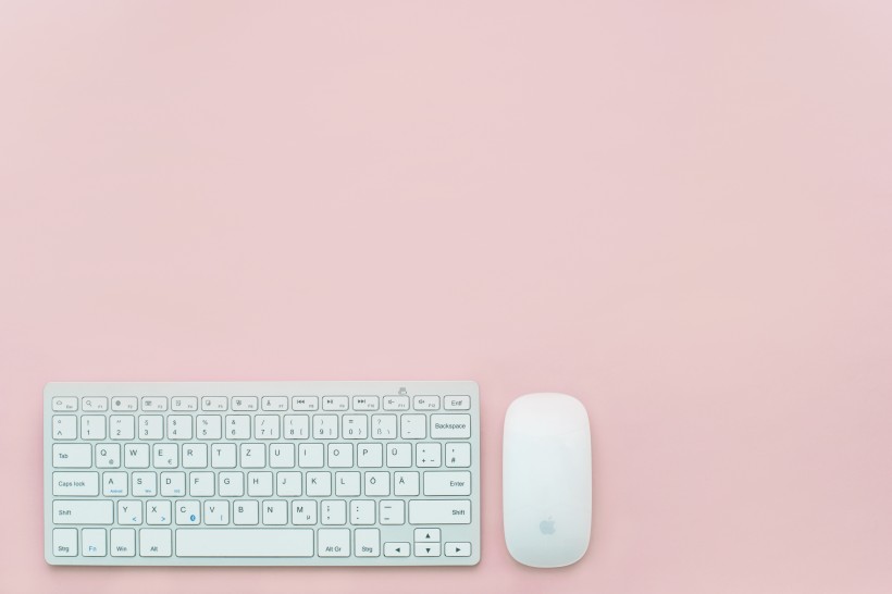 简洁的苹果键盘和鼠标图片