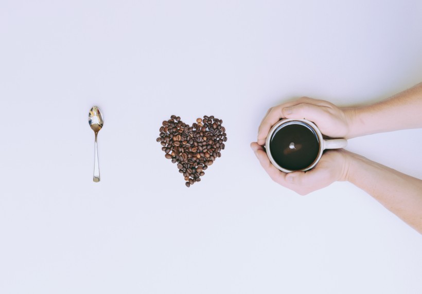 咖啡豆拼成的爱心形状图片