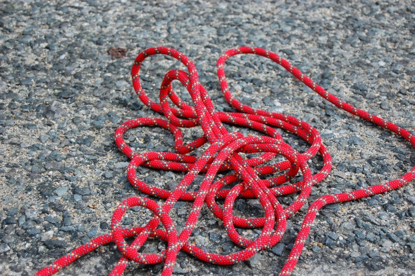 攀岩用的红色攀岩绳图片
