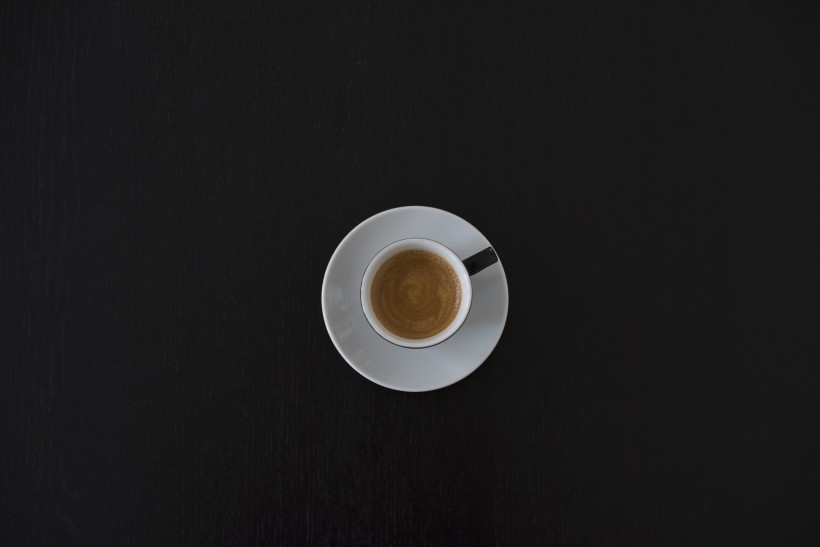 桌子上的一杯咖啡图片