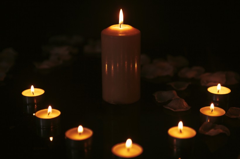 温暖的蜡烛烛光图片