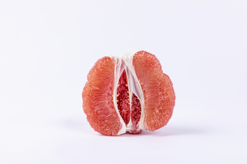 剥开的新鲜红心蜜柚图片