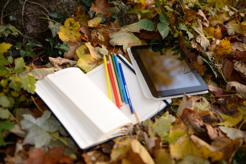 笔记本、彩色铅笔和平板电脑图片