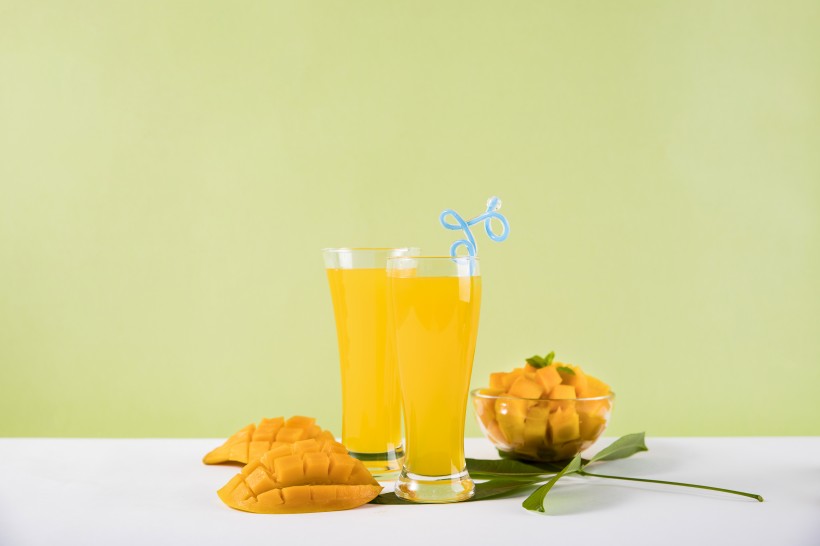 切块的芒果和鲜榨芒果汁图片