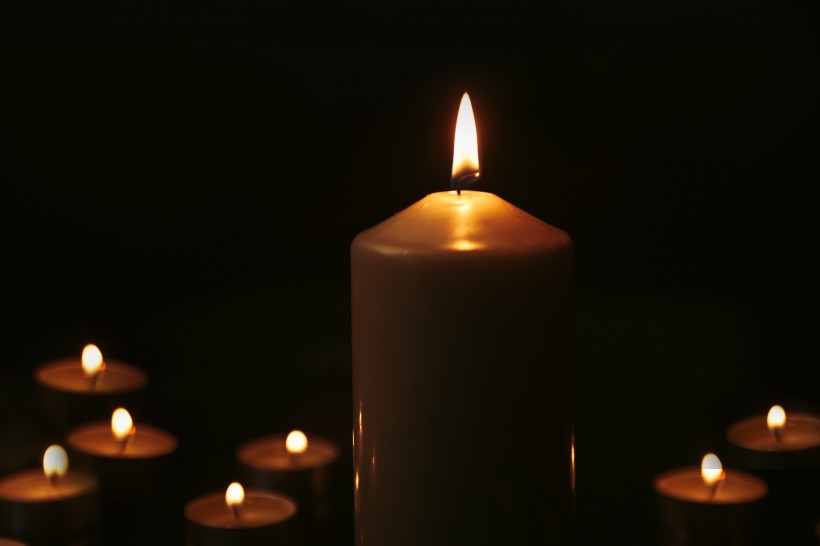 温暖的蜡烛烛光图片