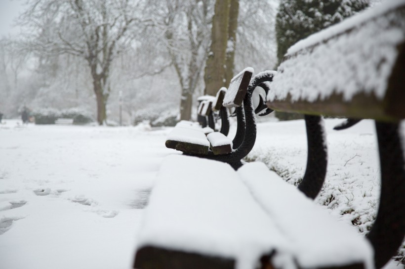 雪后公园长椅图片