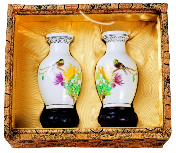 各种陶瓷陶彩、玉料花瓶图片