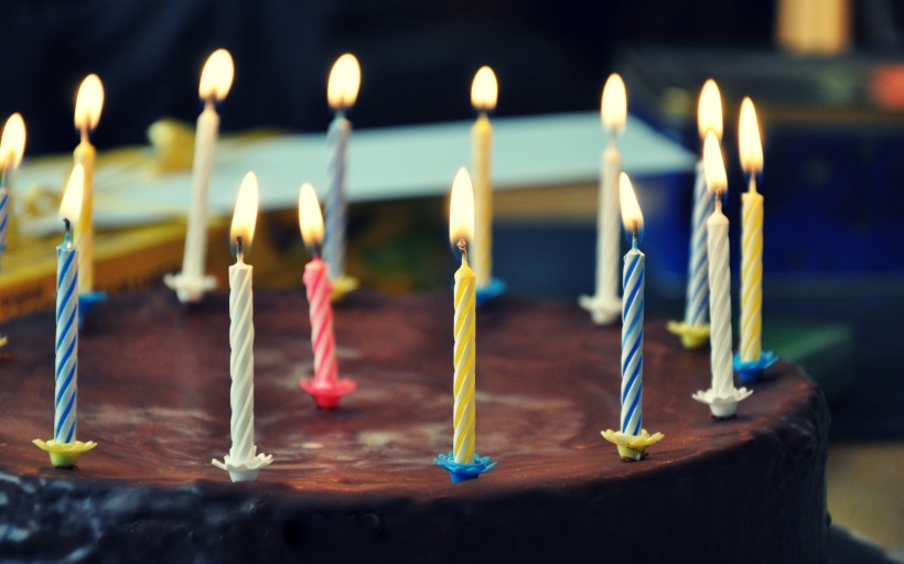 五颜六色的生日蜡烛图片