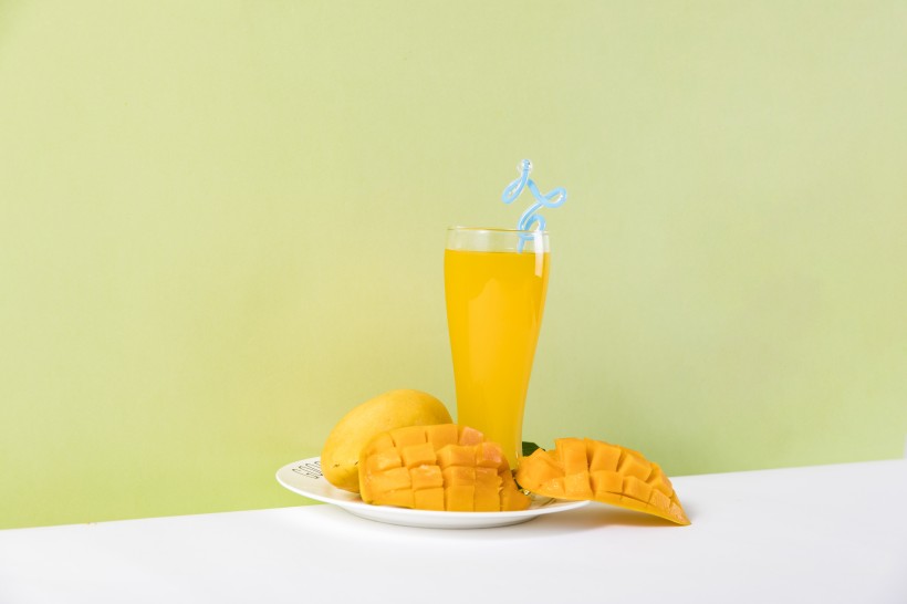 切块的芒果和鲜榨芒果汁图片