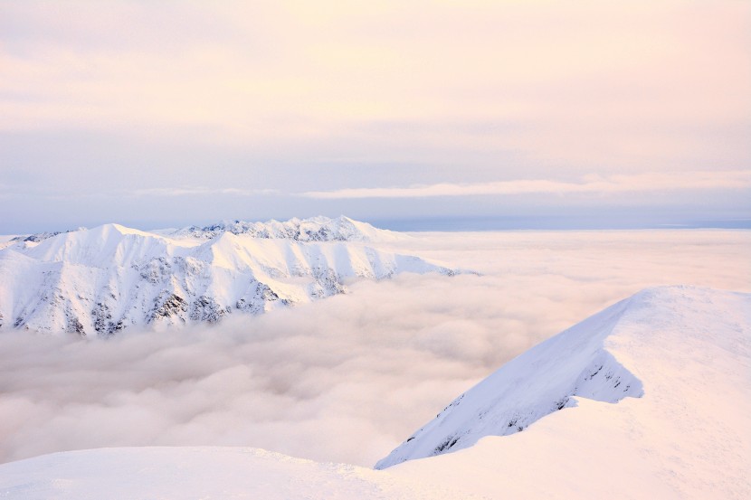 巍峨壮丽的雪山图片