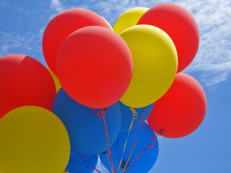 在空中飘荡的气球图片