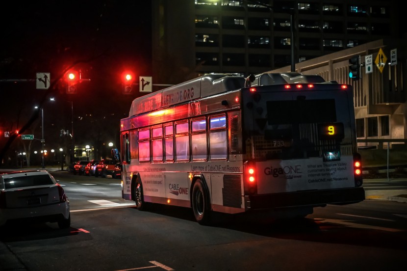 夜晚的巴士图片