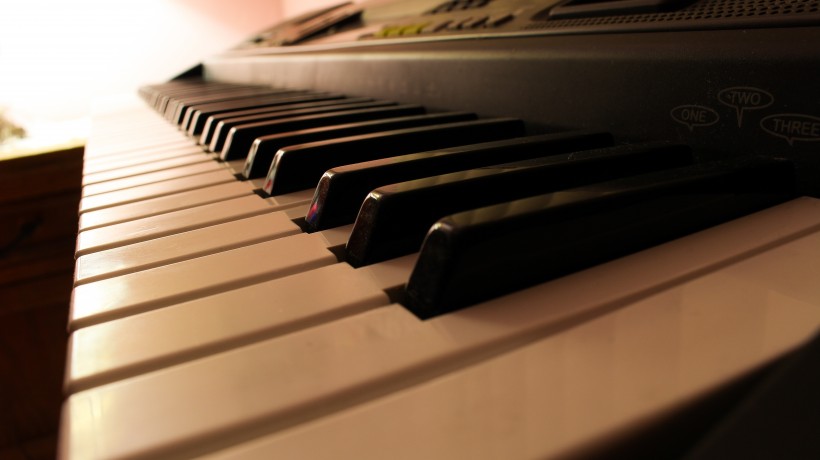 钢琴的黑白键盘图片
