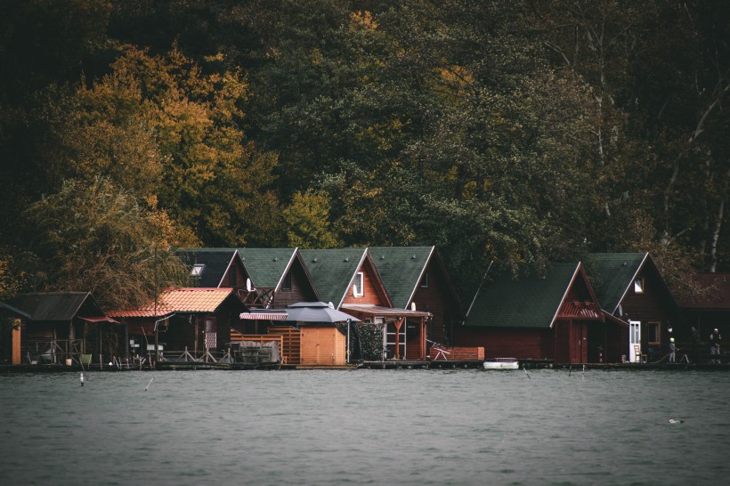 湖边的垂钓木屋图片