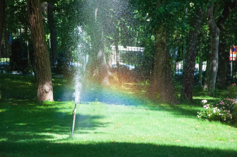 花园绿地自动洒水器图片