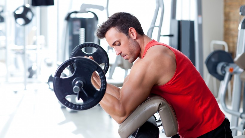 健身房健身的肌肉男图片