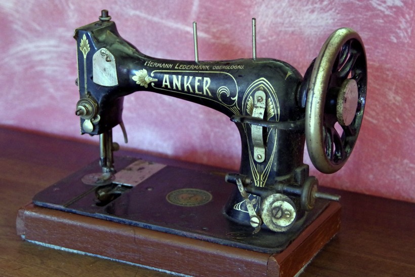 古老的缝纫机图片