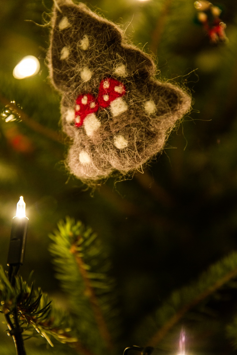 圣诞树上的一些小饰品图片