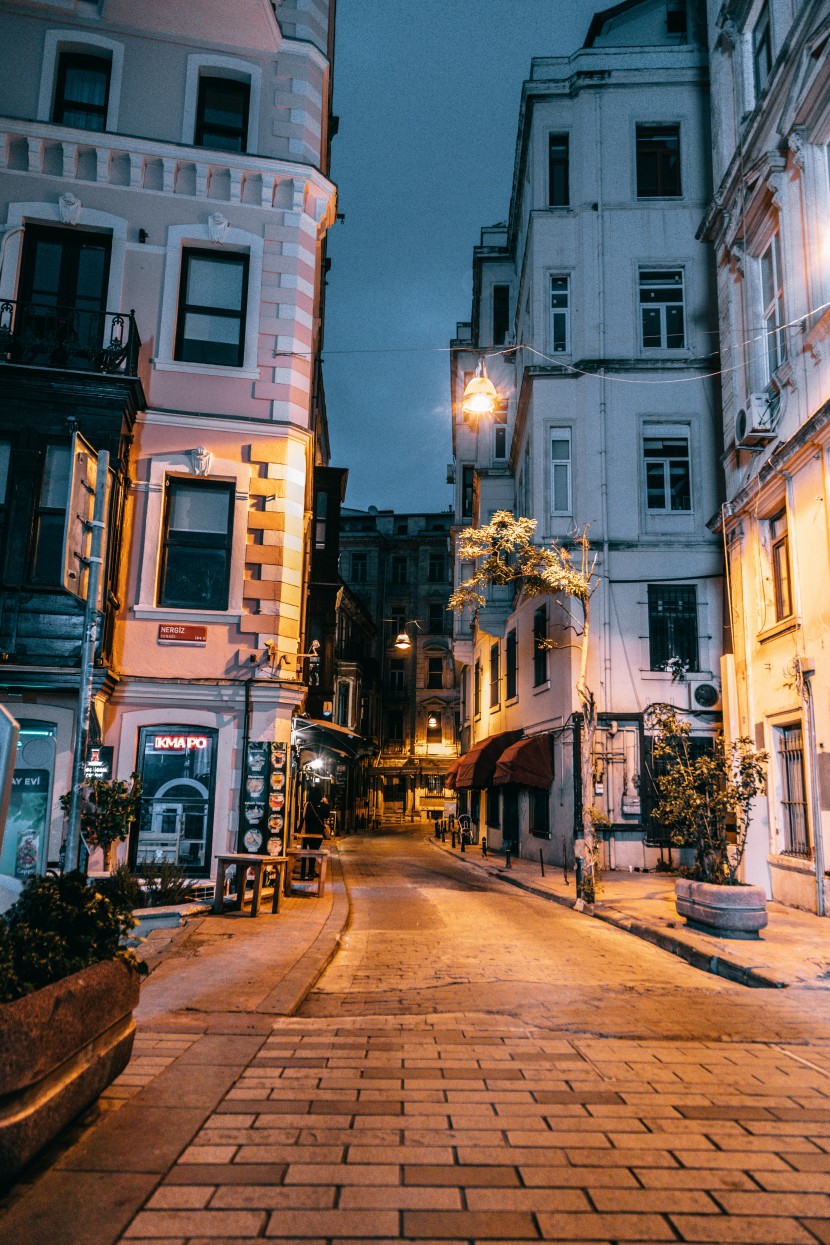 夜晚空旷的街道图片