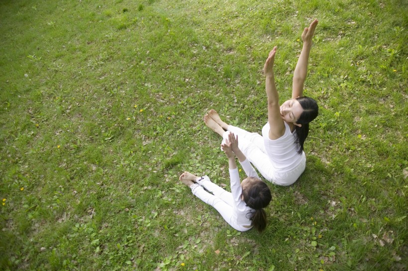 户外草地瑜伽图片
