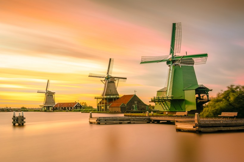 转动的荷兰风车图片