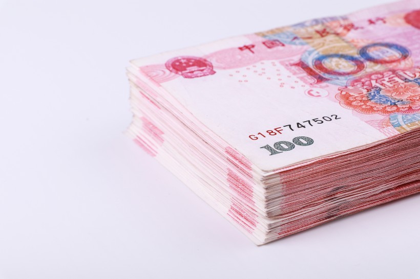 红色流通的人民币图片