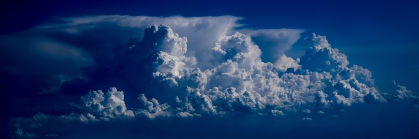 天空中浓墨重彩的乌云自然风景图片