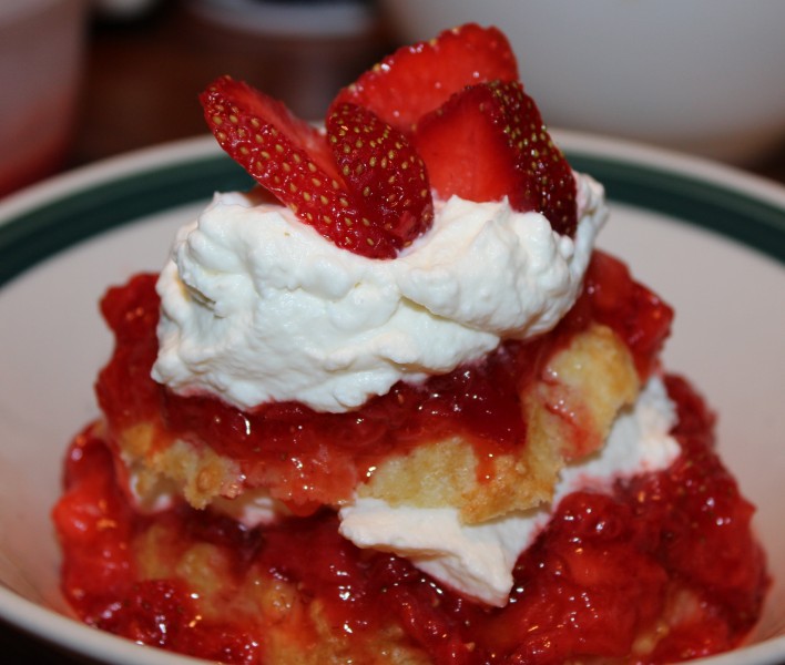 香甜美味的草莓蛋糕图片