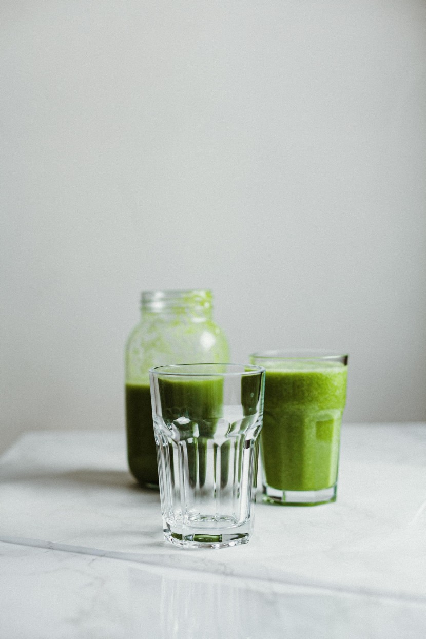 绿色新鲜的芹菜汁图片