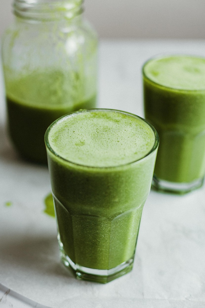 绿色新鲜的芹菜汁图片