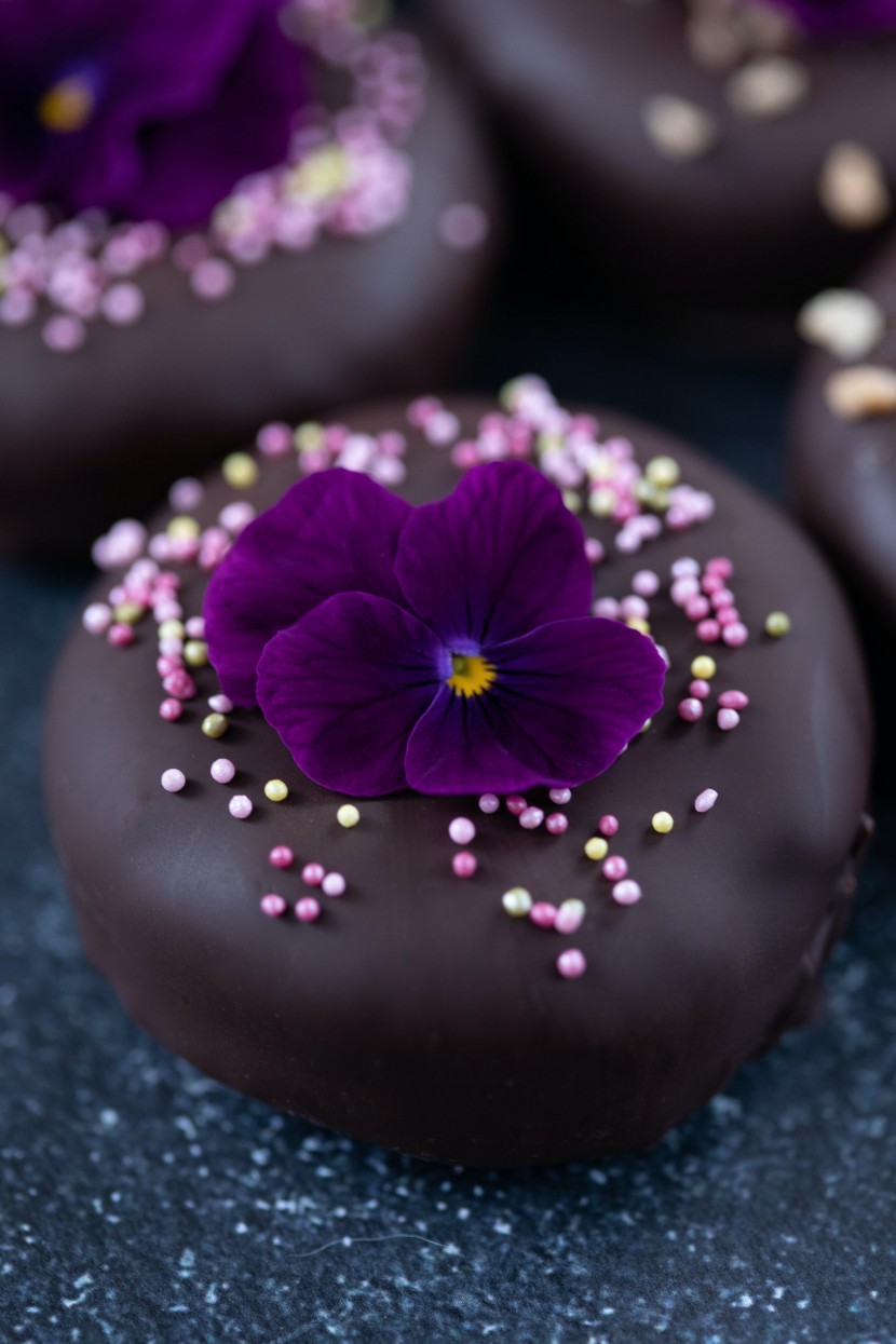 美味的巧克力甜甜圈图片