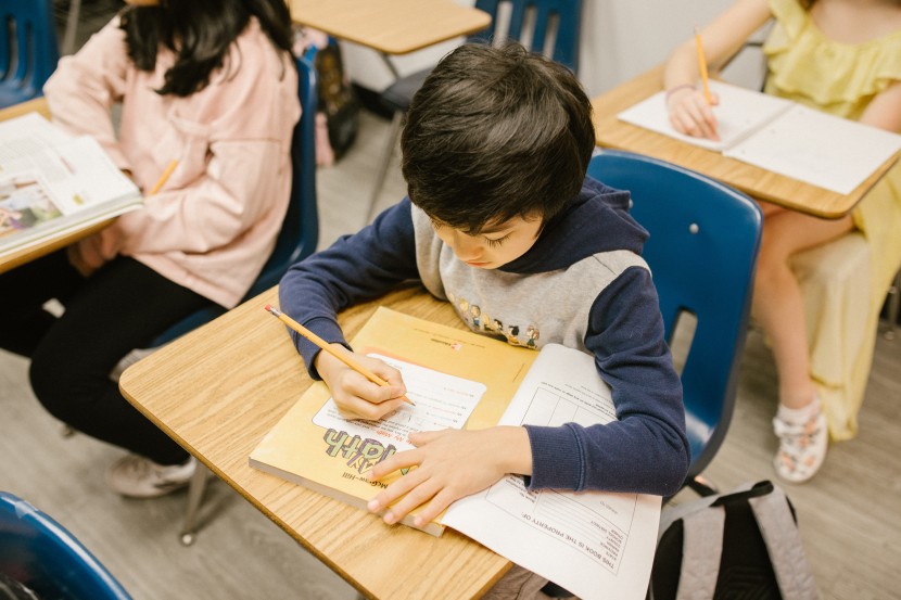 校园的学生图片