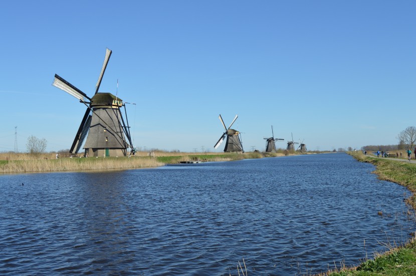 高大古老的荷兰风车建筑图片