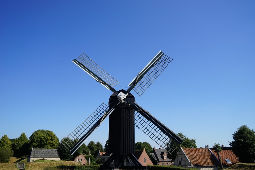 高大古老的荷兰风车建筑图片(14张)