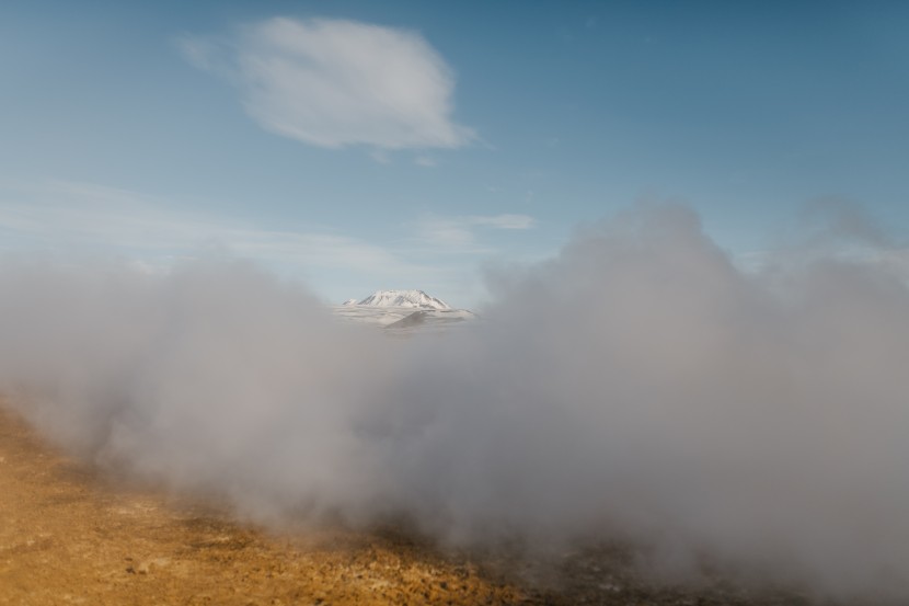 雾气氤氲的温泉图片