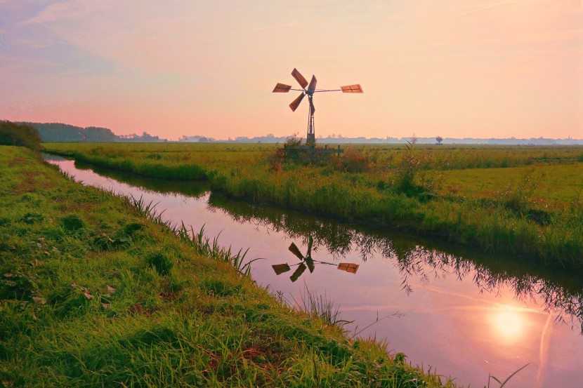 高大壮观的荷兰风车图片