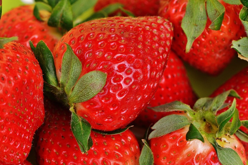 红色爽口的草莓图片