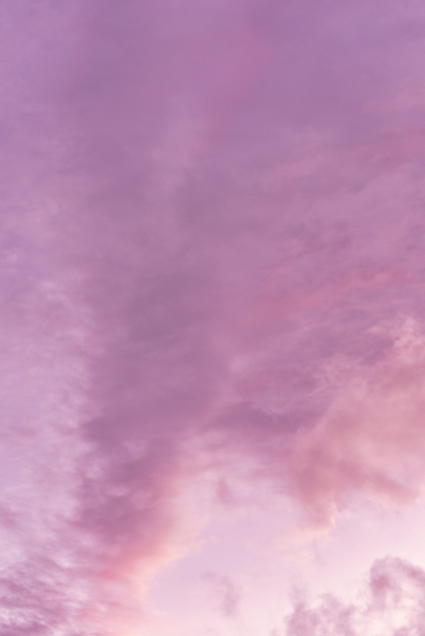 梦幻的紫色天空图片