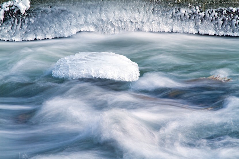 解冻的河流图片
