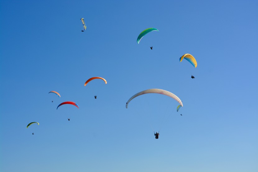 刺激有趣的滑翔伞运动图片