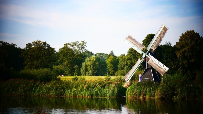 高大朴实的荷兰风车建筑风景图片