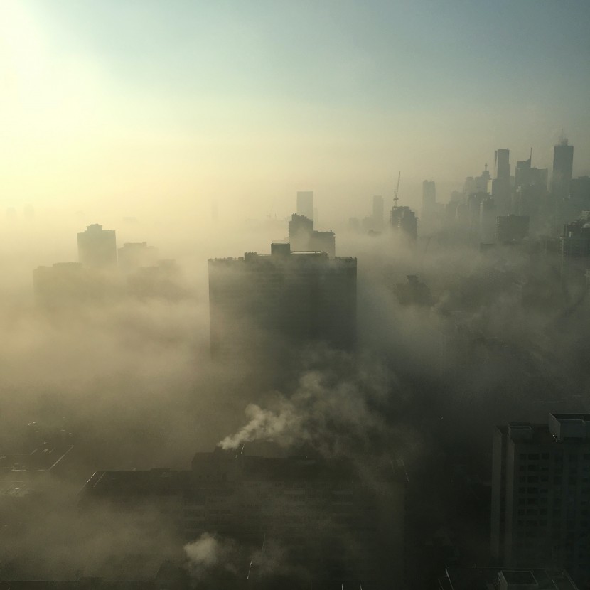 浓雾中的城市图片