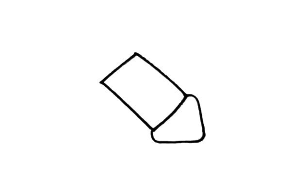 第二步：在长方形的前端画上一个三角形，三角形前面的角可以圆润一些。
