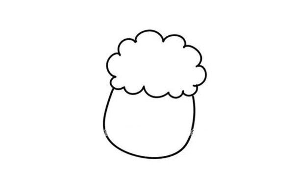第一步：画出绵羊的头，头顶画出像云朵形状的毛。绵羊有着很浓密的毛，非常的暖和柔软。我们平时穿的羊毛衣就是绵羊毛剪下了加工而成的噢!