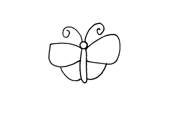 第三步：在身体两边画一对较大的有棱角的翅膀，在大翅膀的下侧再画上一对较小的翅膀。
