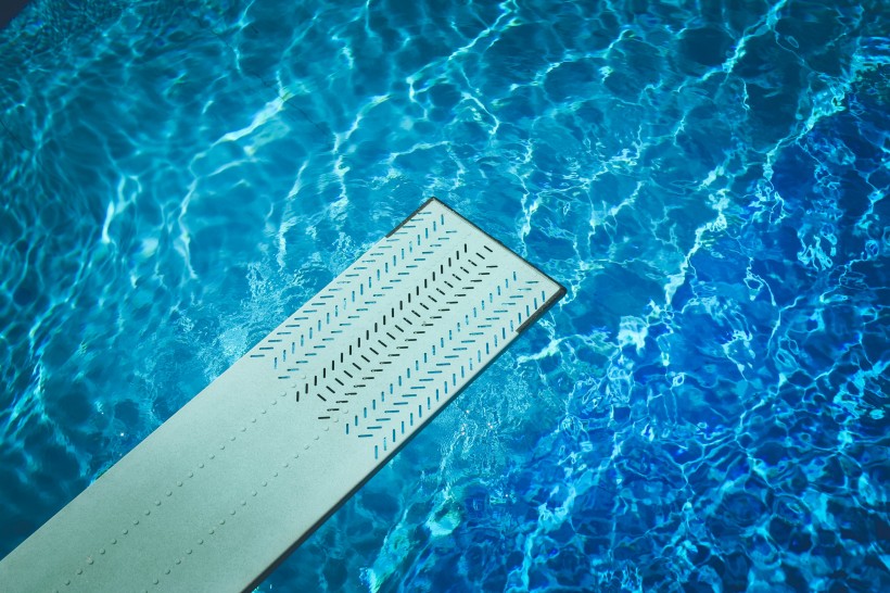 湛蓝的游泳池图片